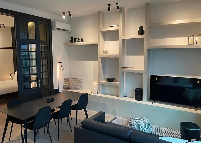 3 Bedroom Art-Nouveau Apartment With Free Parking