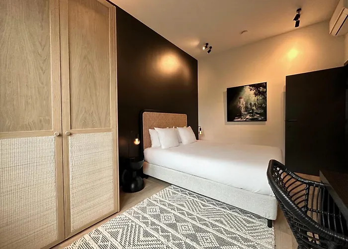 3 Bedroom Art-Nouveau Apartment With Free Parking