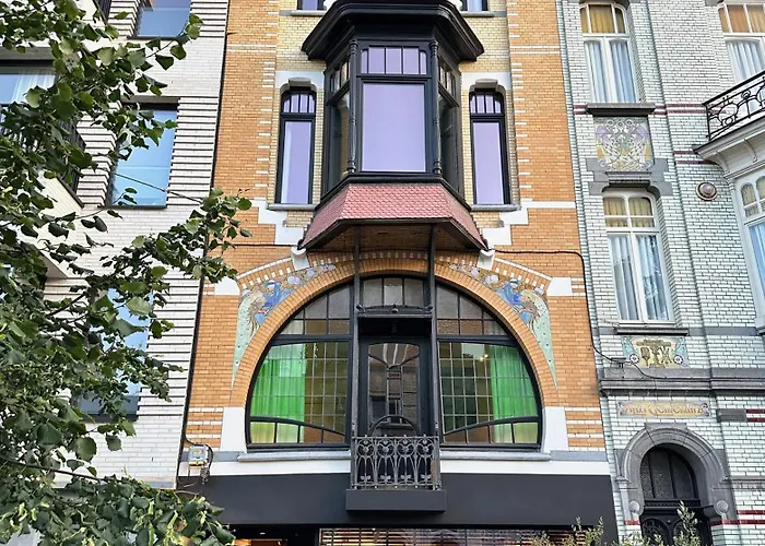 3 Bedroom Art-Nouveau Apartment With Free Parking