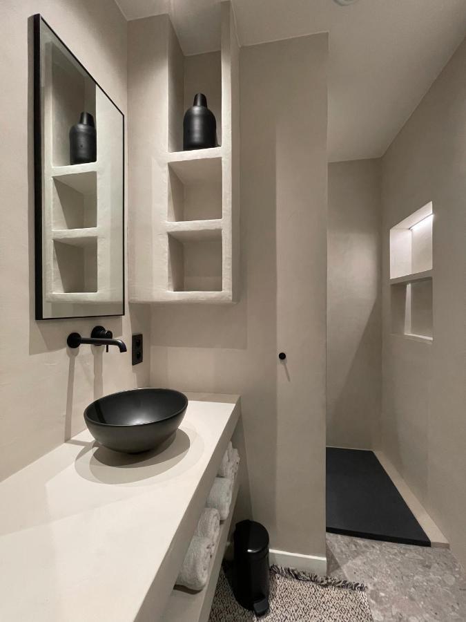 3 Bedroom Art-nouveau With Free Parking Apartment