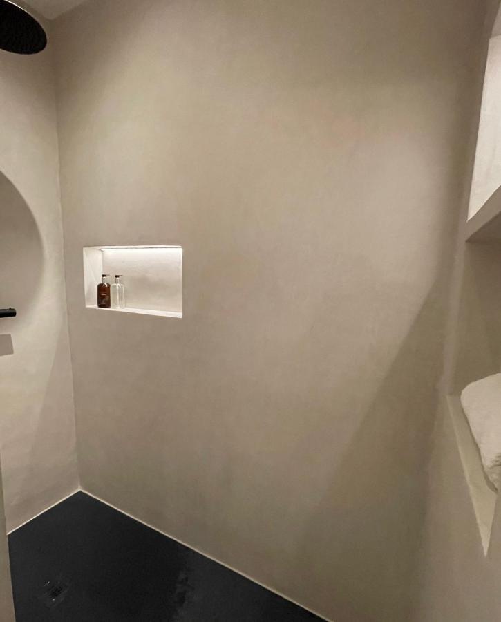 3 Bedroom Art-nouveau With Free Parking Apartment *