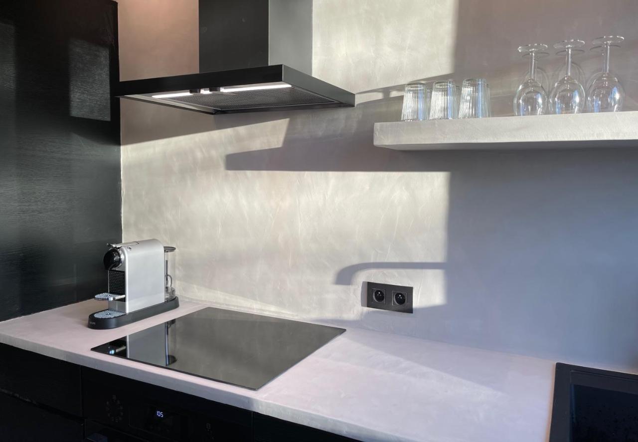 Apartment 3 Bedroom Art-nouveau With Free Parking *