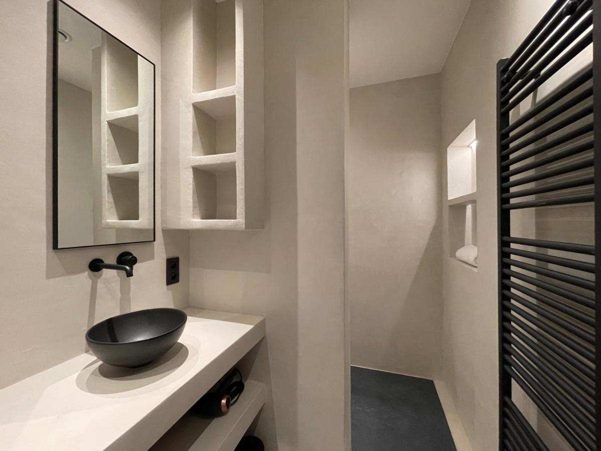 Apartment 3 Bedroom Art-nouveau With Free Parking