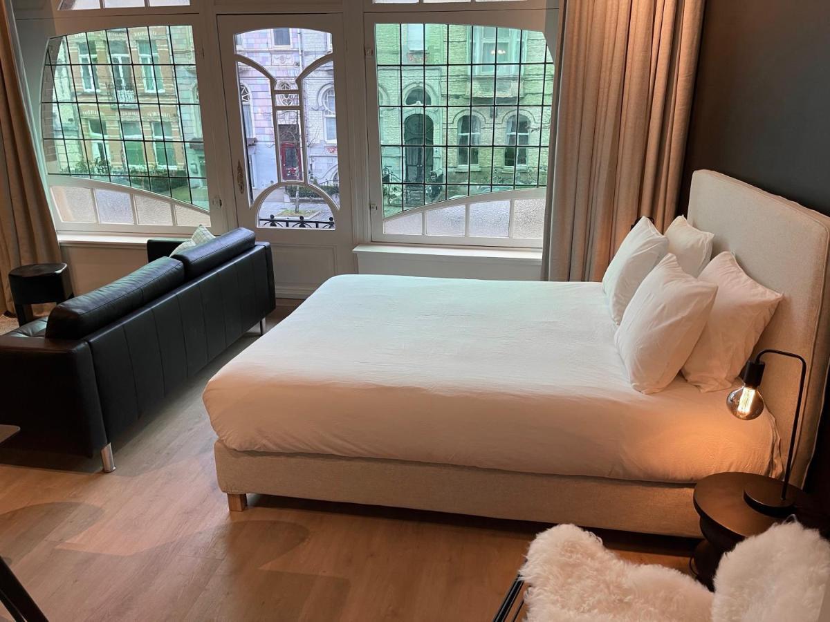 Apartment 3 Bedroom Art-nouveau With Free Parking *