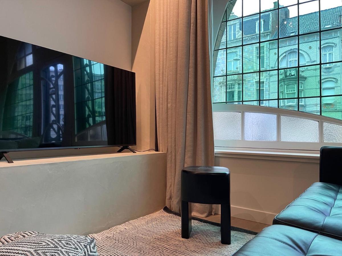3 Bedroom Art-nouveau With Free Parking Apartment *