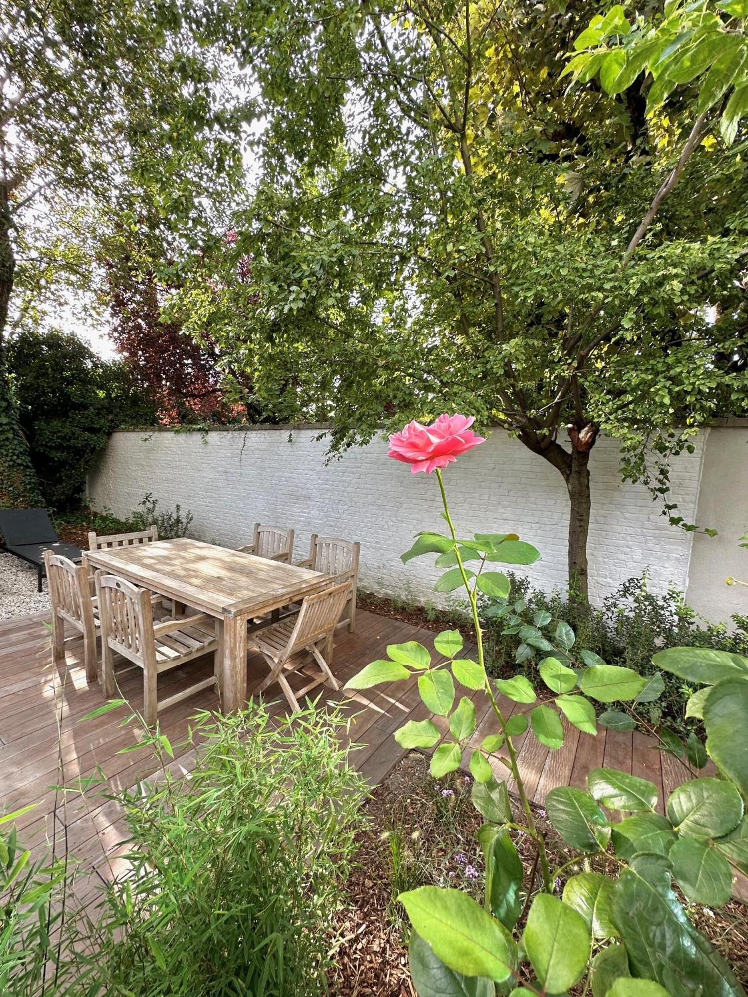 3 Bedroom Art-nouveau With Free Parking Apartment *