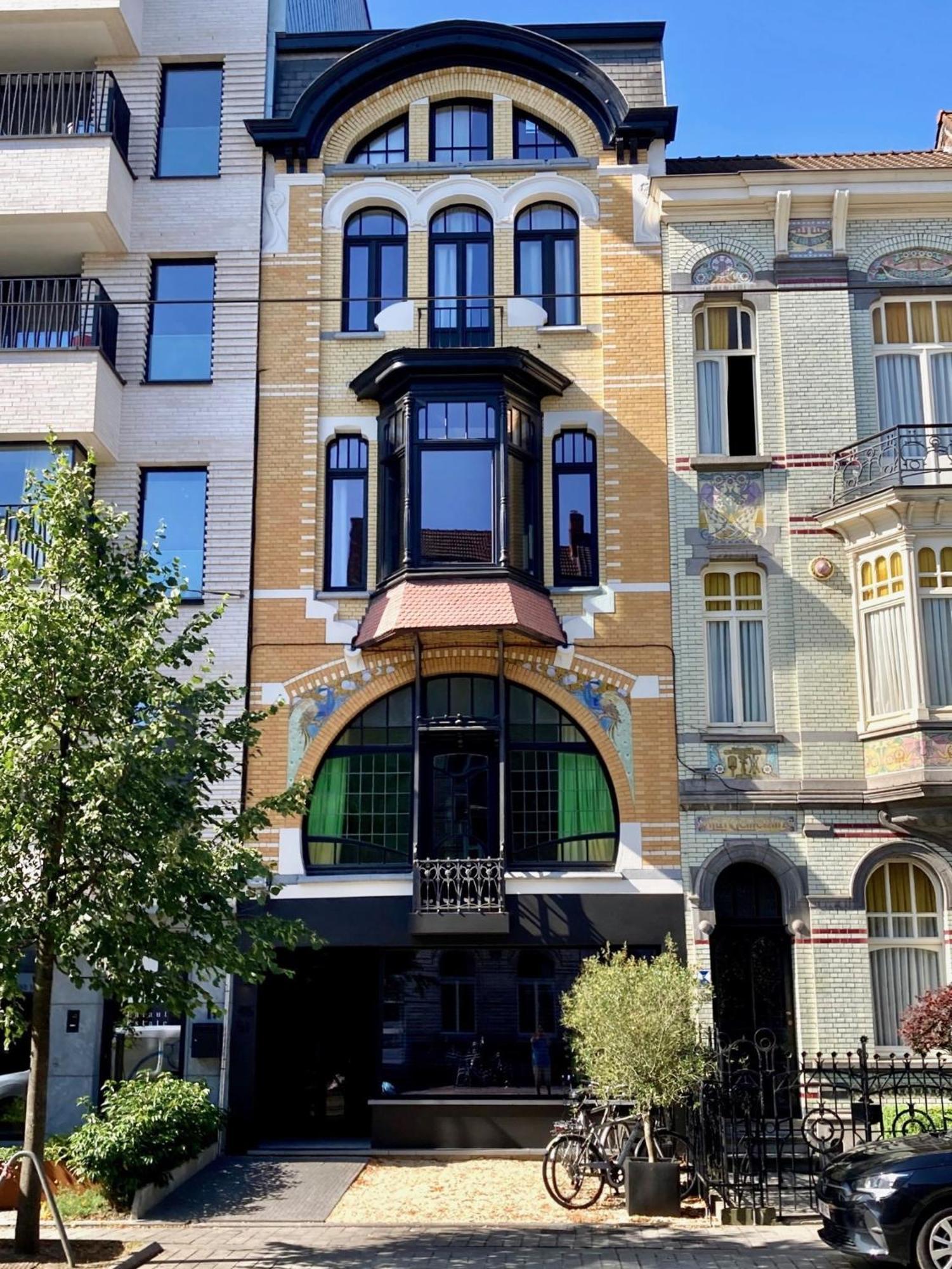 Apartment 3 Bedroom Art-nouveau With Free Parking